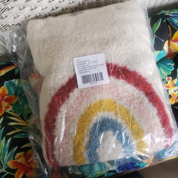 NWT Free People CARRY ON 🌈 Rainbow fuzzy teddy scarf + tote bag set NIP - Picture 10 of 11